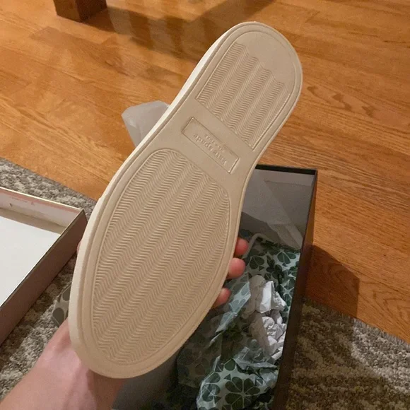 NWT in box Kate spade dancing cherries shoes. Super cute! Women’s size 9. - Picture 3 of 6